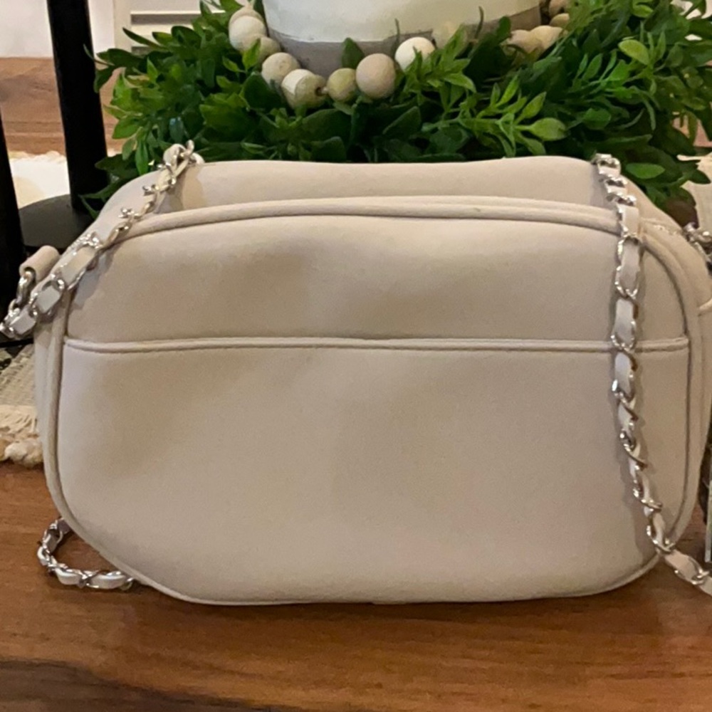 BADGLEY MISCHKA OFF WHITE CROSSBODY EITH PEARL ACCENTS - Picture 2 of 8